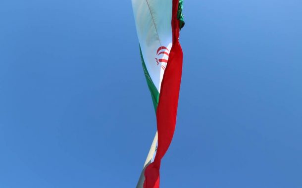 همزمان با آغاز دهه مبارک فجر پرچم جمهوری اسلامی ایران به اهتزاز در آمد